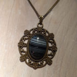 collier agate noire rubanee Pendentif agate noire rubanée