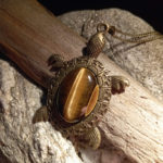 collier tortue oeil de tigre Pendentif tortue et œil de tigre