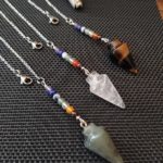 Collier-pendules 7 chakras avec pointe labradorite, cristal de roche, œil de tigre (du bas vers le haut)