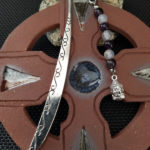 Marque-page stylet cimeterre avec perles d'améthyste et d'agate blanche, pendentif tête de Bouddha