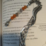 Marque-page stylet dragon avec perles d'agate orange et grise, pendentif cercle maya