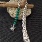 Marque-page stylet tresse de vigne avec perles de chrysocolle et papillon