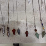 Pendules métalliques ou en pierres fines, collier-pendules