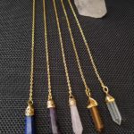 Pendules en pierres fines, lapis lazuli, améthyste, quartz rose, oeil de tigre, cristal de roche