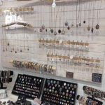 Détail stand de vente boutique de créateurs